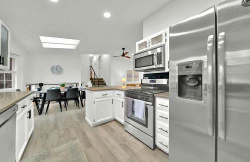 HUGE Modern Family Home- Modern, Fully Stocked, Weekly Savings - Foto 14