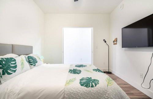 Waterside Retreat: Modern 2BR, Mins to Beach & Apt - Photo 11