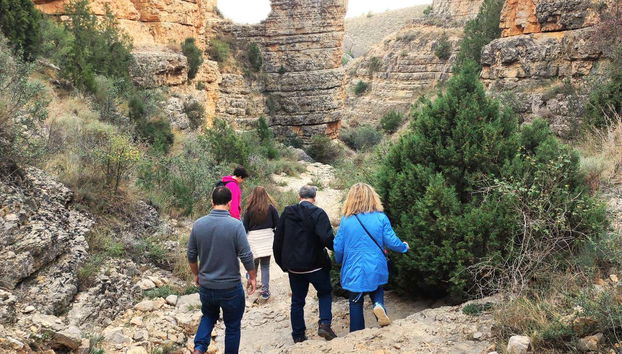 Marchez parmi les vestiges de l'aqueduc romain d'Albarracín