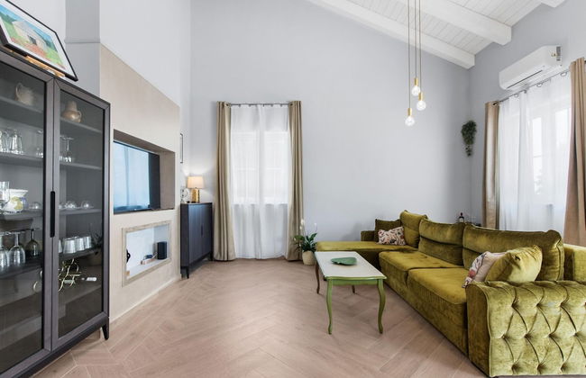 Modern Villa With Swimming Pool and Fenced Garden - Photo 10