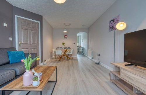 Solihull 2-Bed Flat with Parking-Ideal for Contractors, Business, Long Stays - Photo 4