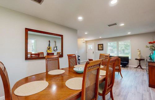 Updated house with enclosed yard, patio, central AC, & washer/dryer - Foto 9