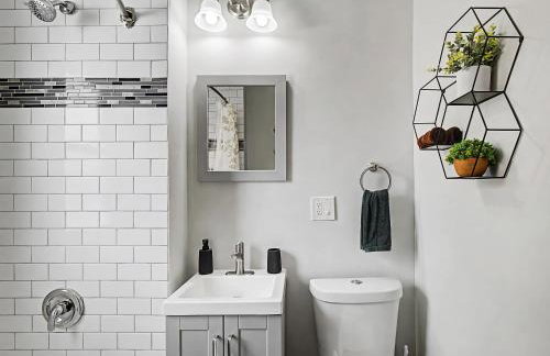 Modern & Cozy 2BR Retreat Near West Blvd - Foto 33