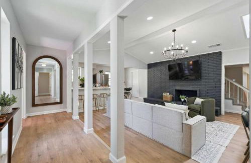 Spacious 5BR Getaway with Pool - Foto 9