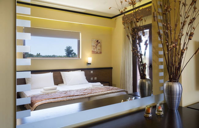 Private Polished Mansion w Private Pool Jacuzzi - Photo 13