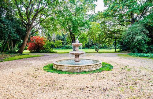 Luxury Grand Windsor Mansion Private 5 Acres & Helipad - Photo 10