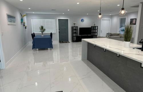 Cozy 2 BR Waterfront home with Heated Pool - Foto 40