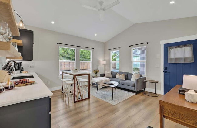 The Grove D With Hot Tub & King Beds - Walk to Main - Foto 15