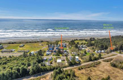 Sunkissed 3BR beach getaway - dog-friendly fenced yard, firepit, glimpse ocean views, near beach access, sleeps 8 - Foto 27