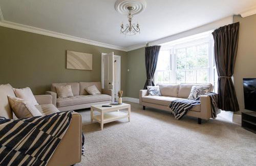 8 Bedroom House in Barwell Sleeps 15 with Parking - Foto 2