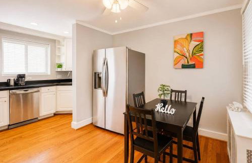 Charming Townhouse Retreat by CozySuites - Foto 17