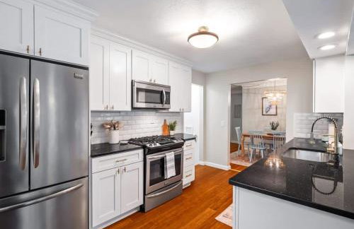 4 Bedroom Pool and Hot Tub Home Near Cleveland - Photo 29