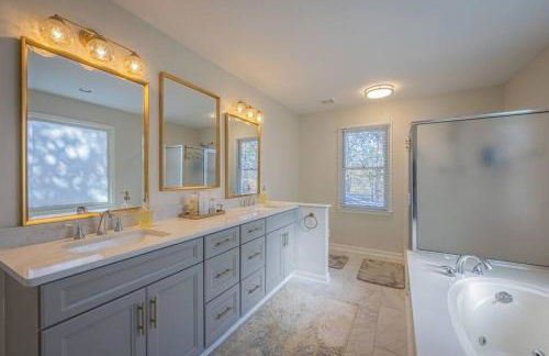 Large Luxury House, King Beds and More, Hot Tub, Theater, Fireplace, Game Room, Ping-pong, Pool Table, Air Hockey, Arcade, River, Big Kitchen, Nice Porch, Quiet, Good for Families and Large Groups, Near UGA Golf Course, Close to UGA & Stanford Stadium - Photo 52