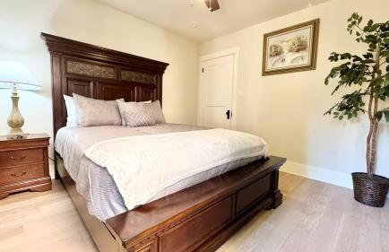 Iconic 2BR Bungalow, Short Walk to SJSU, with Parking - Foto 19