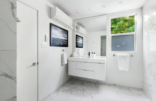 Monterey Manor Interior Designed Home Plus Pool - Photo 48