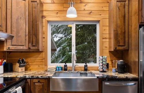 Alpine Retreat at Snoqualmie Pass- 5-Min to Slopes, Private Creek, BBQ, Fireplace, Smart TVs, Kids Games, Hi-Speed Wi-Fi - Foto 16