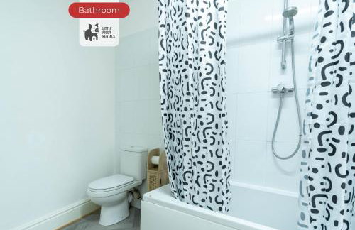 2 Bedroom Home with WiFi, Private Yard and Street Parking - Foto 15