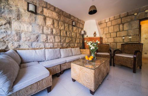 City Beach Villa with Pool and Sea View - Foto 58