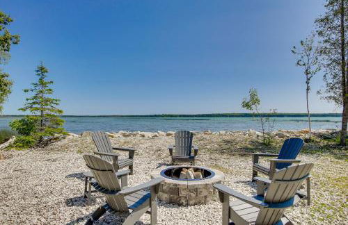Baileys Harbor Waterfront Vacation Rental with Grill - Foto 1