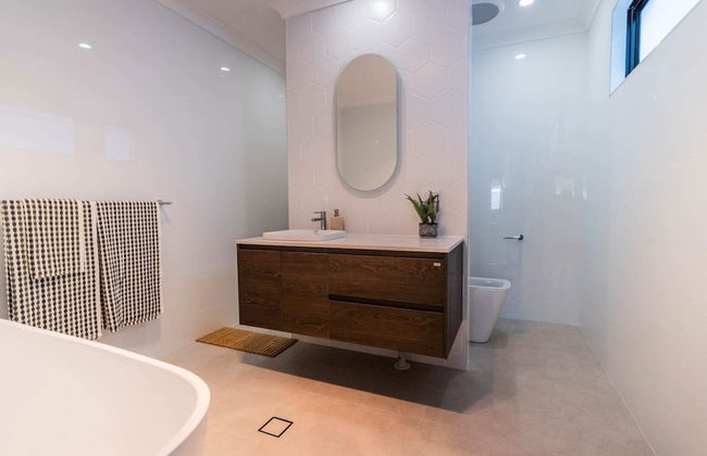 Beautiful 4BR Family Home With Patio and Parking! - Foto 27