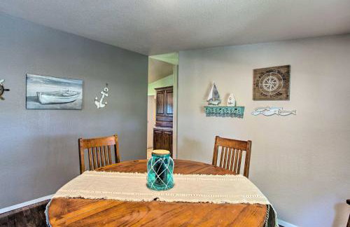 Lakefront Retreat with Pier, Bar Hut and Fireplace! - Foto 7