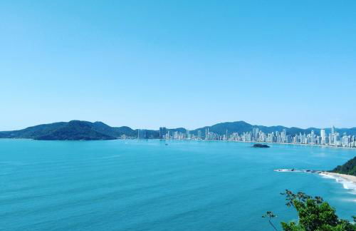 Apê Beira Mar Balneário Camboriú Pé na Areia próximo a Roda gigante Com Churrasqueira e garagem de fácil acesso poucos metros do Mundial de Beach tennis - Foto 23