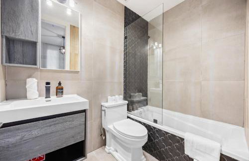 Mid-Century Stay 5BR and 5 Baths w PS5 & Laundry - Foto 31