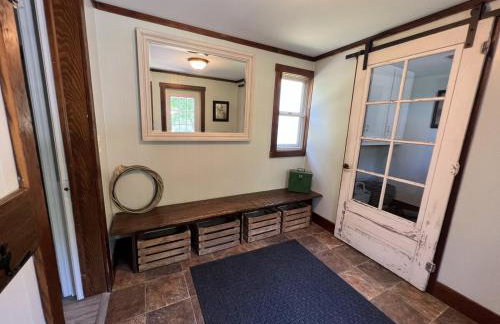 Home 7 beds, 2 baths Farmstay at Pygmy Goat Farm Byron Center Michigan - Foto 2