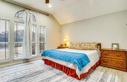 Group-Friendly Burleson Getaway with Outdoor Oasis - Foto 10