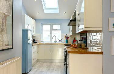 Modern Family Home near Reculver - Sleeps 8 - Pets Friendly! - Photo 9