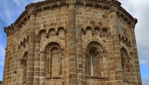 Contemplando la iglesia de San Lorenzo, en Vallejo de Mena