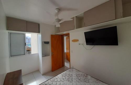 APTO PERTINHO DA PRAIA Internet 500mb e 3 Tvs 2 Quartos TV a cabo Estacionamento Tudo Perto - Foto 49