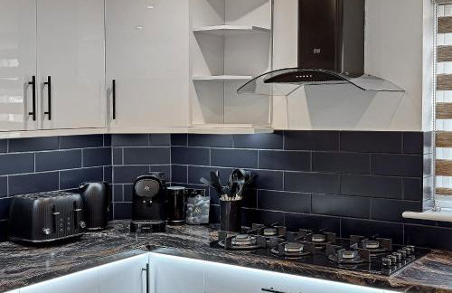 Contractors Heaven-POOL TABLE-THREE BEDROOM HOUSE WITH SEPARATE ONE BEDROOM SELF CONTAINED-Close to AIRPORT - Foto 39