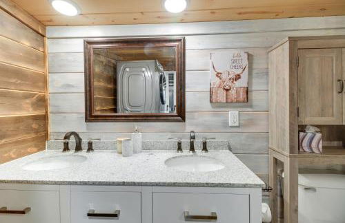 Lakefront Motley Cabin with Private Deck and Dock! - Foto 15