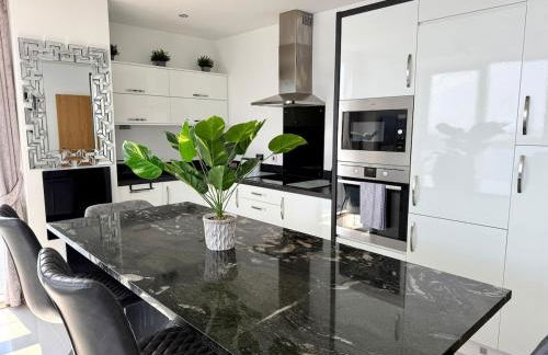 Luxury Waterfront Apartment With Panoramic View - Photo 8