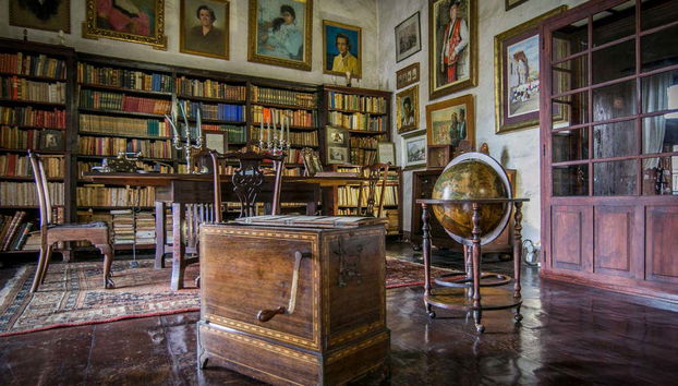 Explore the Casa de los Balcones