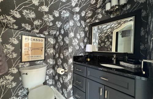 Classy 3-Story Downtown Apt - Great Location - Foto 47