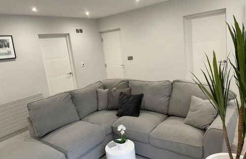 Couples Canalside Retreat with Hot Tub & Pergola - Photo 10