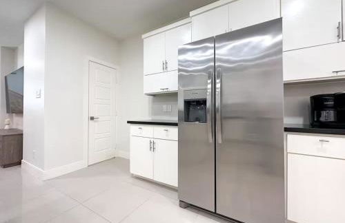 Luxurious Condo with Pool & Garage Close to Shopping - Foto 8