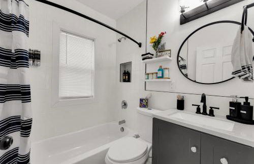 Family-owned 3BR in Larchmere Near Hospitals with Parking - Foto 8