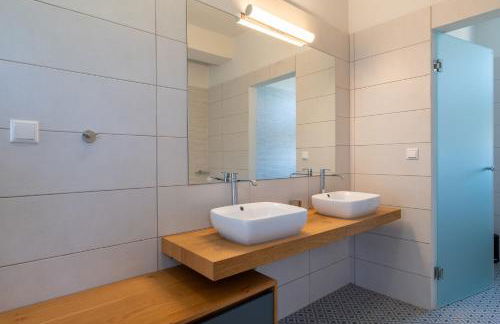 Villa & Stone House with Pool, 10 Mins to Skala Eressos Beach - Foto 35