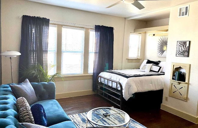 Evie's apartment - Photo 15