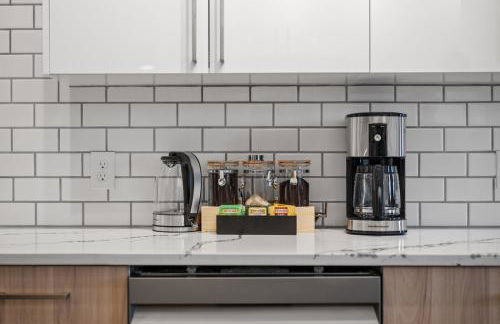 PFR Suites - Highland, 3BR 2BA Shadyside Condo, Penthouse Unit, 2 Decks, Off-Street Parking, 4th Floor Walkup - Foto 47