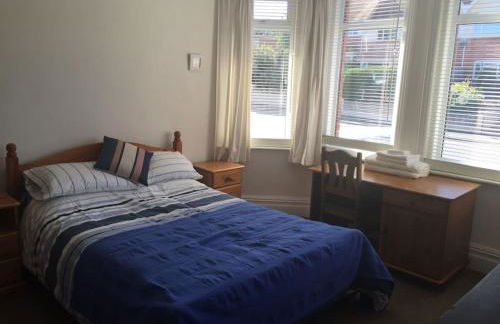 Spacious 5-Bedroom Victorian House Near Sandbanks - Sleeps 14, Parking & Garden - Foto 16