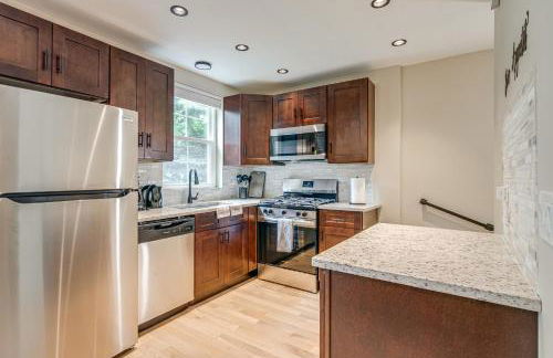 2 Mi to South Shore Beach Urban Retreat with Yard - Foto 10