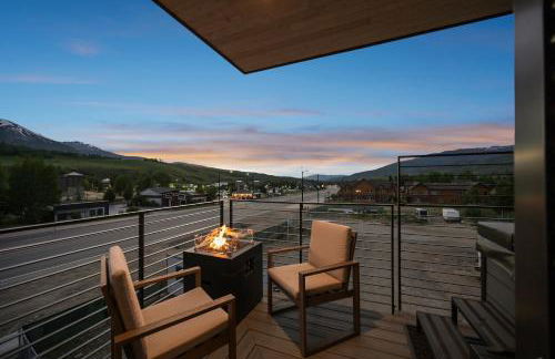 4-Season Modern Mountain Penthouse with Private Hot Tub & Scenic Views - Foto 35