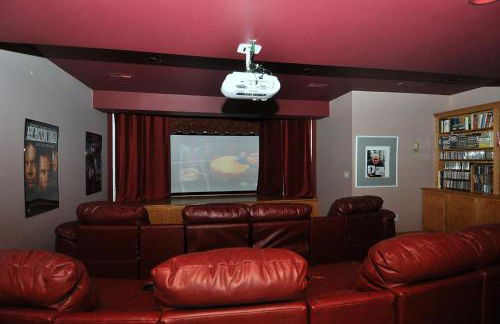 Redbud Keep - Unique Features, Movie Set Decor, Grill, Wifi, Family Friendly, Hiking, Billiard Table, Movie Theater Room, Fireplace, Golfing, View, 2 King Beds - Foto 69