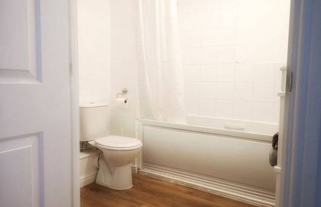 Bright & Modern 2BR Apartment Parking - Foto 13