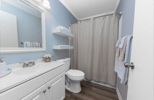 3-Bedroom Home with King Bed, Smart TVs & Fenced Yard - Foto 11