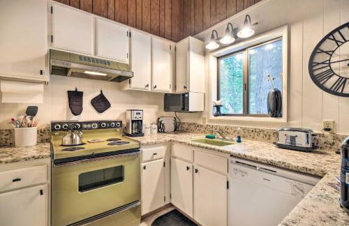 Pinecrest Retreat with Fireplace! - Photo 9